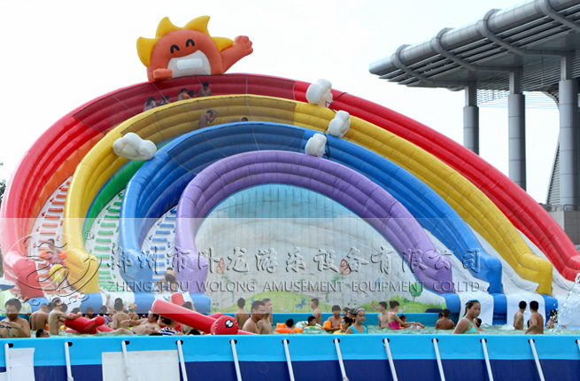 彩虹水滑梯多彩多姿夏季水樂園色澤靚麗的趣味充氣水滑梯