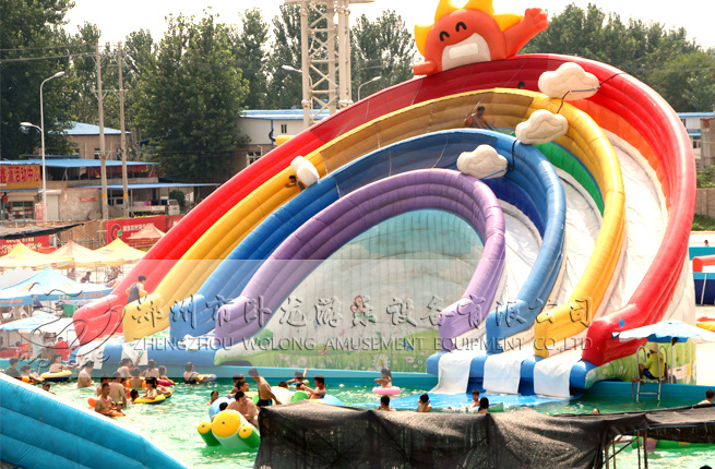 彩虹水滑梯多彩多姿夏季水樂園色澤靚麗的趣味充氣水滑梯