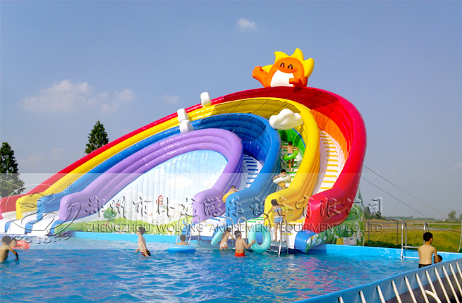 彩虹水滑梯多彩多姿夏季水樂園色澤靚麗的趣味充氣水滑梯