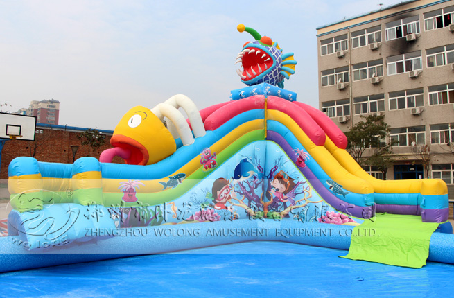 充氣水滑梯色彩靚麗 兒童夏季嬉水樂園