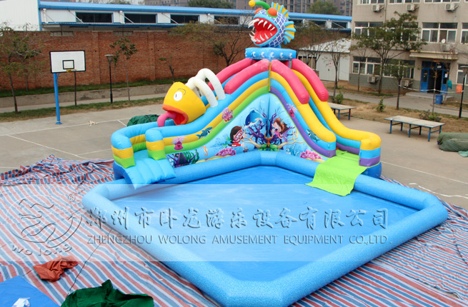 充氣水滑梯色彩靚麗 兒童夏季嬉水樂園