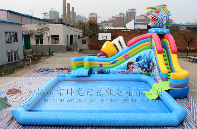 充氣水滑梯色彩靚麗 兒童夏季嬉水樂園