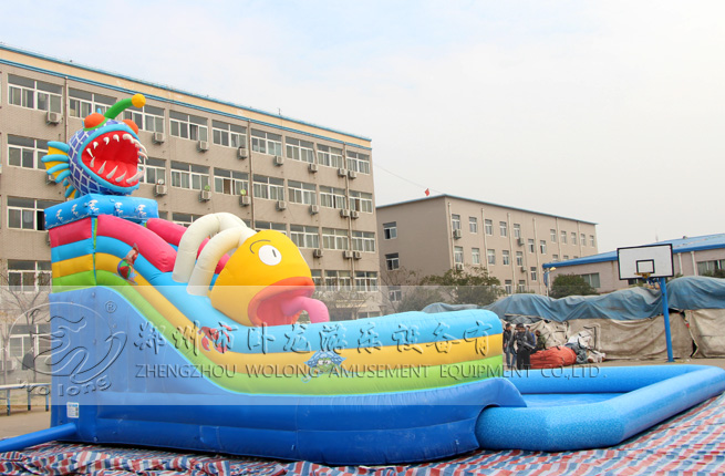 充氣水滑梯色彩靚麗 兒童夏季嬉水樂園