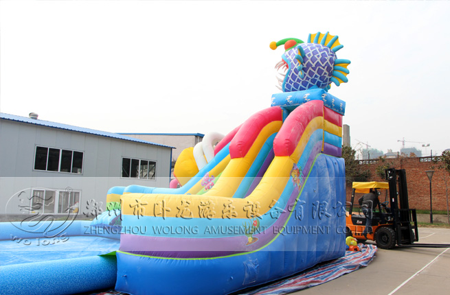充氣水滑梯色彩靚麗 兒童夏季嬉水樂園